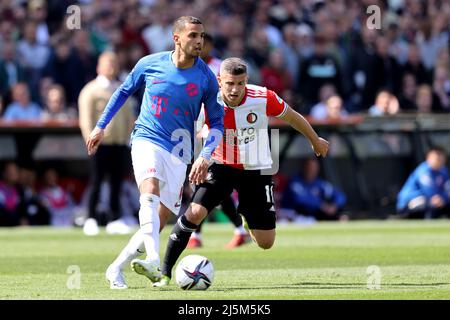 ROTTERDAM - (lr) Adam Maher vom FC Utrecht, Bryan Linssen von Feyenoord während des niederländischen Eredivisie-Spiels zwischen Feyenoord und FC Utrecht am 24. April 2022 im Stadion de Kuip in Rotterdam, Niederlande. ANP PIETER STAM DE YOUNG Stockfoto