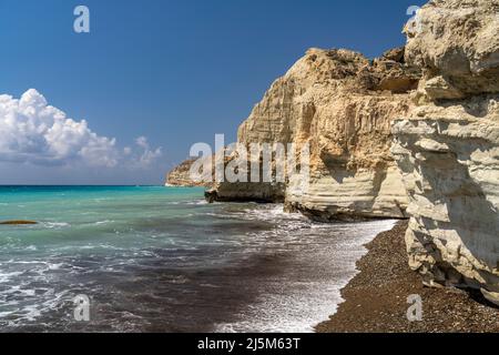 Strand an der Steilküste vom Kap Aspro bei Pissouri, Zypern, Europa | Strand an der Steilküste von Kap Aspro bei Pissouri, Zypern, Europa Stockfoto