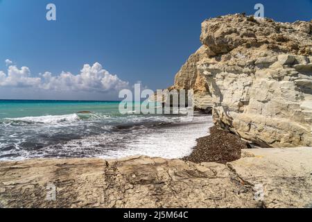 Strand an der Steilküste vom Kap Aspro bei Pissouri, Zypern, Europa | Strand an der Steilküste von Kap Aspro bei Pissouri, Zypern, Europa Stockfoto