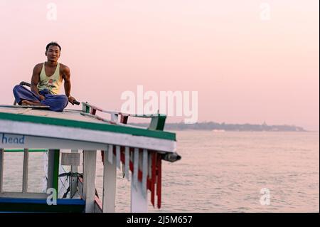 Eine Tour mit dem Flussboot auf dem Irrawaddy (Ayeyarwady) River. Myanmar, Burma Stockfoto