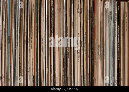 Bigbury, Devon, England, Großbritannien. 2022. Große Sammlung von Jazz-Schallplatten in einer Nische. Stockfoto