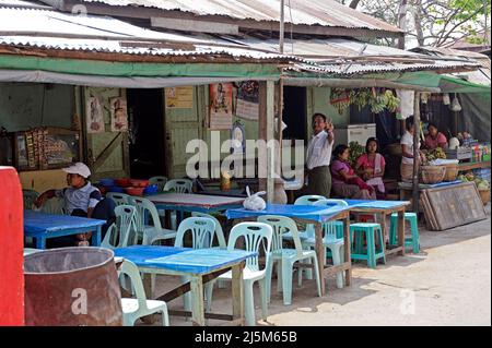 Straßenrestaurant und Marktplatz in der Mandalay-Region von Myanmar (Burma) Stockfoto