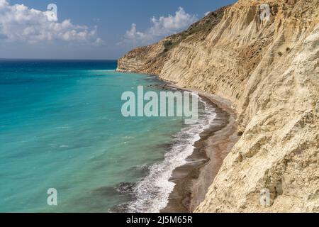 Strand an der Steilküste vom Kap Aspro bei Pissouri, Zypern, Europa | Strand an der Steilküste von Kap Aspro bei Pissouri, Zypern, Europa Stockfoto