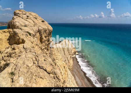 Strand an der Steilküste vom Kap Aspro bei Pissouri, Zypern, Europa | Strand an der Steilküste von Kap Aspro bei Pissouri, Zypern, Europa Stockfoto