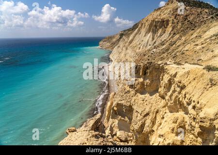 Strand an der Steilküste vom Kap Aspro bei Pissouri, Zypern, Europa | Strand an der Steilküste von Kap Aspro bei Pissouri, Zypern, Europa Stockfoto