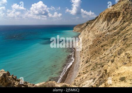 Strand an der Steilküste vom Kap Aspro bei Pissouri, Zypern, Europa | Strand an der Steilküste von Kap Aspro bei Pissouri, Zypern, Europa Stockfoto