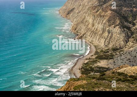 Strand an der Steilküste vom Kap Aspro bei Pissouri, Zypern, Europa | Strand an der Steilküste von Kap Aspro bei Pissouri, Zypern, Europa Stockfoto