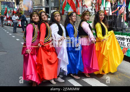 Iranisch-amerikanische Mädchen tragen traditionelle iranische Kleidung und tanzen vor dem marsch durch die Madison Avenue, New York City während des jährlichen Persischen D Stockfoto