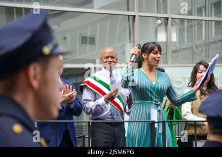 Der Bürgermeister von New York, Eric Adams, nimmt an der jährlichen Parade zum Persischen Tag in New York City am 24. April 2022 Teil. Stockfoto