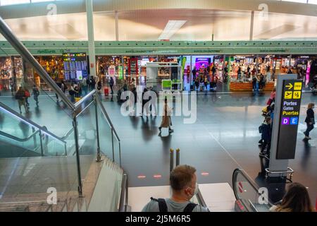 Barcelona, Spanien, Menschenmenge auf dem Flur, Flughafen, 'Aeroport Barcelona-El Prat' kommerzielles Zentrum Internationaler Flughafen überfüllt Stockfoto