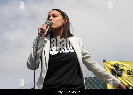 Staten Island, NY, USA. 24. April 2022. Alexandria Ocasio-Cortez bei einer Kundgebung, die von der Amazonas-Gewerkschaft zur Unterstützung der neuen Gewerkschaft organisiert wurde, haben LDJ5 Amazon-Beschäftigte am Montag, dem folgenden Tag, für die Gewerkschaftswahl gestimmt. Staten Island, New York City am 24. April 2022. Quelle: Erik Nielsen/Media Punch/Alamy Live News Stockfoto