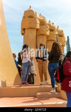 Barcelona, Spanien, Gruppe junger Touristen, die Dächer besuchen, historisches Architekturgebäude, Design von Gaudi, La Pedrera, Maison Mila, Stockfoto