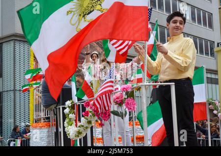 Iranischer Festwagen auf der Madison Avenue während der jährlichen Parade zum Persischen Tag am 24. April 2022 in New York City. Stockfoto