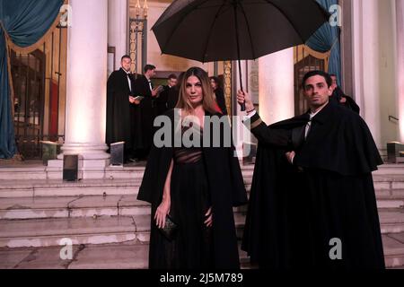 Die Gäste werden bei der Veranstaltung Dior in Venedig während der Internationalen Kunstausstellung 59. (Biennale Arte) am 23. April 2022 in Venedig, Italien, erwartet. Stockfoto