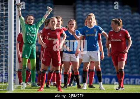 Glasgow, Großbritannien. 24. April 2022. Die Spieler werden während des Scottish Women's Premier League 1-Spiels zwischen den Rangers und Aberdeen im Ibrox Park in Glasgow, Schottland, auf einen Rangers-Eckstoß gesetzt. Scottish Women's Premier League 1 Alex Todd/SPP Credit: SPP Sport Press Photo. /Alamy Live News Stockfoto