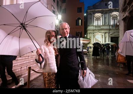 Die Gäste werden bei der Veranstaltung Dior in Venedig während der Internationalen Kunstausstellung 59. (Biennale Arte) am 23. April 2022 in Venedig, Italien, erwartet. Stockfoto