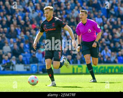 Brighton, Großbritannien. 24. April 2022. Stuart Armstrong aus Southampton während des Premier League-Spiels zwischen Brighton & Hove Albion und Southampton beim Amex am 24. 2022. April in Brighton, England. (Foto von Jeff Mood/phcimages.com) Quelle: PHC Images/Alamy Live News Stockfoto