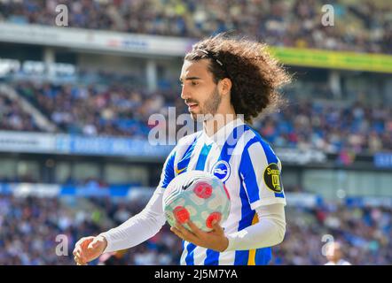 Brighton, Großbritannien. 24. April 2022. Marc Cucurella von Brighton und Hove Albion während des Premier League-Spiels zwischen Brighton & Hove Albion und Southampton beim Amex am 24. 2022. April in Brighton, England. (Foto von Jeff Mood/phcimages.com) Quelle: PHC Images/Alamy Live News Stockfoto