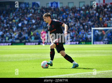 Brighton, Großbritannien. 24. April 2022. Romain Perraud von Southampton während des Premier League-Spiels zwischen Brighton & Hove Albion und Southampton beim Amex am 24. 2022. April in Brighton, England. (Foto von Jeff Mood/phcimages.com) Quelle: PHC Images/Alamy Live News Stockfoto