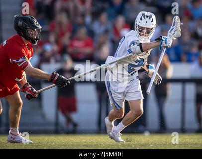 23. April 2022: Der Johns Hopkins Mittelfeldspieler Jacob Angelus (23) manövriert hinter dem Netz während des ncaa Männer Lacrosse Regular Season Finales zwischen den Maryland Terrapins und den Johns Hopkins Blue Jays im Homewood Field in Baltimore, Maryland Fotograf: Cory Royster Stockfoto