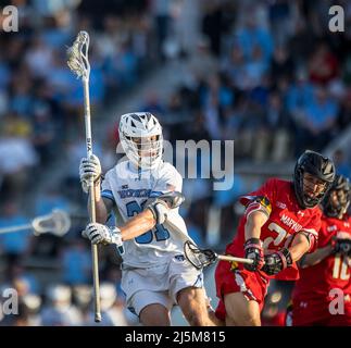 23. April 2022: Johns Hopkins Verteidiger Owen McManus (31) und Maryland Mittelfeldspieler Jack Koras (22) während des ncaa Männer Lacrosse Regular Season Finales zwischen den Maryland Terrapins und den Johns Hopkins Blue Jays im Homewood Field in Baltimore, Maryland Fotograf: Cory Royster Stockfoto