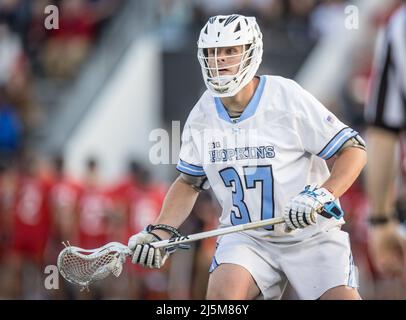 23. April 2022: Johns Hopkins Verteidiger/Mittelfeldspieler Jake Lilly (37) während des ncaa Männer Lacrosse Regular Season Finales zwischen den Maryland Terrapins und den Johns Hopkins Blue Jays im Homewood Field in Baltimore, Maryland Fotograf: Cory Royster Stockfoto