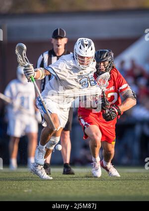 23. April 2022: Johns Hopkins für Logan Callahan (35) und Maryland für Luke Wierman (52) während des ncaa Männer Lacrosse Regular Season Finales zwischen den Maryland Terrapins und den Johns Hopkins Blue Jays im Homewood Field in Baltimore, Maryland Fotograf: Cory Royster Stockfoto