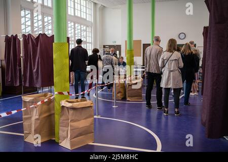 Paris, Frankreich. 24. April 2022. Wähler, die während des französischen Wahltages im Pariser Wahllokal gesehen wurden. Wahltag in Frankreich, um den Präsidenten der Regierung zwischen Emmanuel Macron und Mariane Le PEN zu wählen. Millionen von Menschen haben ihre Stimme in den Wahlzentren gewählt. Kredit: SOPA Images Limited/Alamy Live Nachrichten Stockfoto