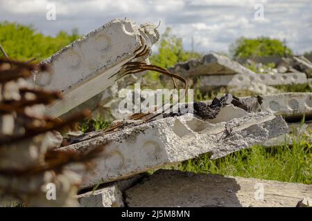 Große Details der mehrstöckigen Paneelwohngebäude der Industriestadt, die durch die Explosion zerstört wurden. Stockfoto