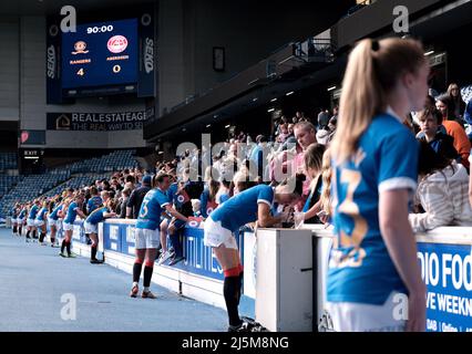 Glasgow, Großbritannien. 24. April 2022. Die Rangers-Spieler treffen die Fans für Fotos und Autogramme, da die Anzeigetafel die endgültige Punktzahl nach dem Spiel der Scottish Women's Premier League 1 zwischen den Rangers und Aberdeen im Ibrox Park in Glasgow, Schottland, anzeigt. Scottish Women's Premier League 1 Alex Todd/SPP Credit: SPP Sport Press Photo. /Alamy Live News Stockfoto