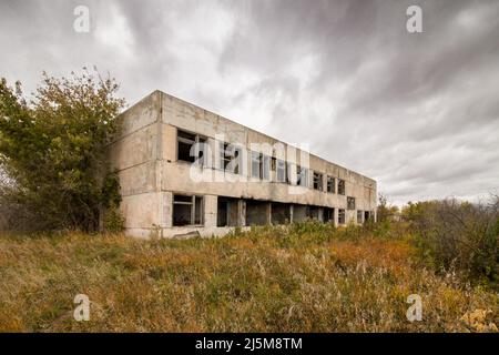 Das Gebäude der Schule, verlassen wegen der Gefahr, Studenten in diesem Bereich zu finden. Stockfoto