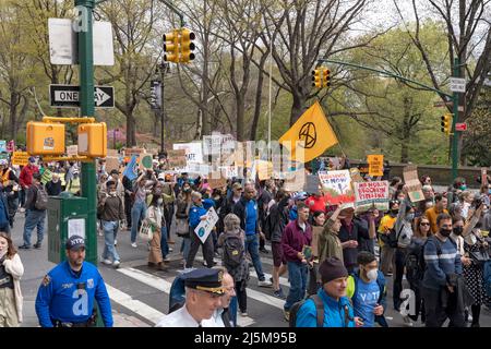 Aktivist und Teilnehmer mit Transparenten, Schildern und Flaggen marschieren während des Marsches für Science NYC in New York City entlang des Central Park West. Mehr als 200 Demonstranten und Aktivisten versammeln sich und marschieren durch die Straßen von Midtown Manhattan zum jährlichen March for Science, der weltweit größten Basisgemeinschaft von Wissenschaftsbefürwortern, die sich für eine nachhaltigere und gerechtigere Zukunft organisiert. Aufgrund der COVID-19-Pandemie in den letzten zwei Jahren war der Marsch für die Wissenschaft virtuell. Der „March for Science“ findet jedes Jahr rund um die Feier des Erdtages statt. (Foto von Ron Adar/SOPA Images/Sipa USA) Stockfoto