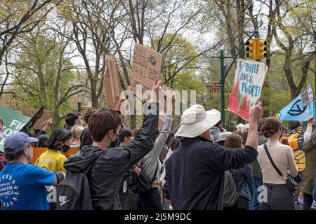 Aktivist und Teilnehmer mit Transparenten, Schildern und Flaggen marschieren während des Marsches für Science NYC in New York City entlang des Central Park West. Mehr als 200 Demonstranten und Aktivisten versammeln sich und marschieren durch die Straßen von Midtown Manhattan zum jährlichen March for Science, der weltweit größten Basisgemeinschaft von Wissenschaftsbefürwortern, die sich für eine nachhaltigere und gerechtigere Zukunft organisiert. Aufgrund der COVID-19-Pandemie in den letzten zwei Jahren war der Marsch für die Wissenschaft virtuell. Der „March for Science“ findet jedes Jahr rund um die Feier des Erdtages statt. (Foto von Ron Adar/SOPA Images/Sipa USA) Stockfoto