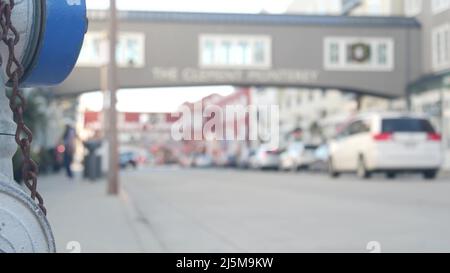Cannery Row in Monterey City, kalifornisches Touristenziel, USA. Historischer Fischerhafen, berühmte Retro-Industriestraße mit Konservenfabriken und Sardinenfabrik. Reiseziel oder Sightseeing. Stockfoto