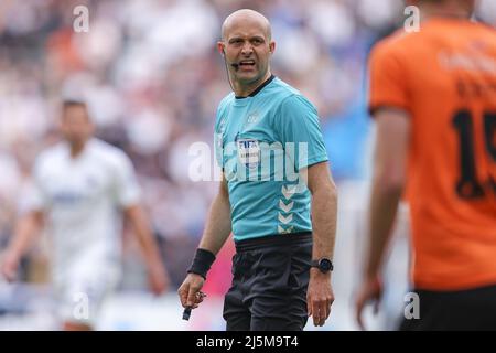 Kopenhagen, Dänemark. 24. April 2022. Schiedsrichter Peter Kjaersgaard gesehen während der Superliga-Spiel 3F zwischen FC Kopenhagen und Randers FC in Parken in Kopenhagen. (Foto: Gonzales Photo/Alamy Live News Stockfoto