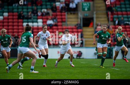 UK. 24. April 2022 24. - April 2022 : Helena Rowland England in Aktion während der England-gegen-Irland-Runde 4 TikTok Women's Six Nations in der Mattioli Woods Welford Road. Stockfoto