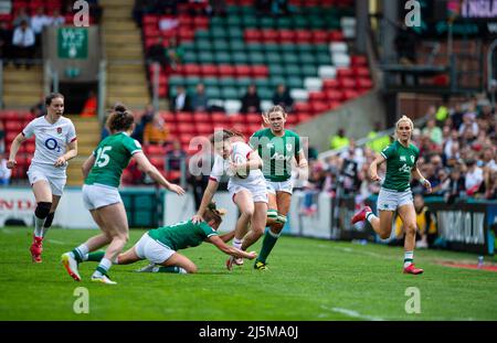 UK. 24. April, 2022 Helena Rowland. Läuft von N9 Kathryn Dane Ireland England gegen Irland Runde 4 TikTok Women's Six Nations in der Mattioli Woods Welford Road ab. Kredit: PATRICK ANTHONISZ/Alamy Live News Stockfoto