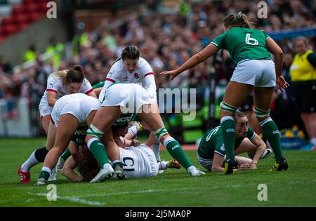 UK. 24. April, 2022 Helena Rowland. Wurde von Molly Scuffil-McCabe Ireland während der England gegen Irland Runde 4 von TikTok Women's Six Nations in der Mattioli Woods Welford Road zu Fall gebracht. Kredit: PATRICK ANTHONISZ/Alamy Live News Stockfoto