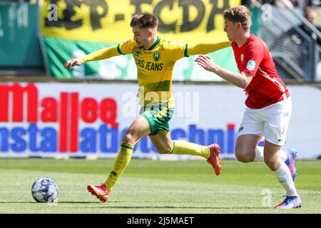 DEN HAAG, NIEDERLANDE – APRIL 24: Amar CATIC von ADO Den Haag, Kjeld van den Hoek von Utrecht U23 während des niederländischen Keukenkampioendivisie-Spiels zwischen ADO Den Haag und FC Utrecht U23 im Cars Jeans Stadion am 24. April 2022 in Den Haag, Niederlande (Foto: Hans van der Valk/Orange Picches) Stockfoto