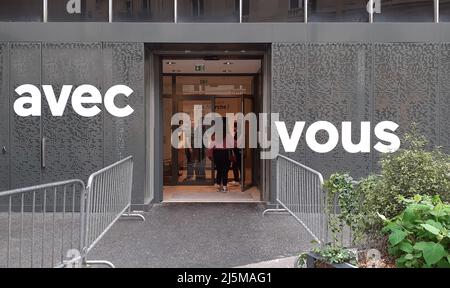 Paris, Frankreich. 24. April 2022. Emmanuel Macrons Parteizentrale mit seinem Slogan „Avec vous“ (mit Ihnen) an der Fassade, Paris, Frankreich, am Sonntag, den 24. April, 2022. Die französischen Wahlbehörden projizieren, dass der zentristische Amtsinhaber Emmanuel Macron am Sonntag die Stichwahl des französischen Präsidenten gewinnen wird, und schlagen die rechtsextreme Rivalin Marine Le Pen in einem engen Rennen, das durch den Ukraine-Krieg getrübt wurde und eine Zunahme der Unterstützung extremistischer Ideen erlebte. Quelle: Linda Salajkova/CTK Photo/Alamy Live News Stockfoto