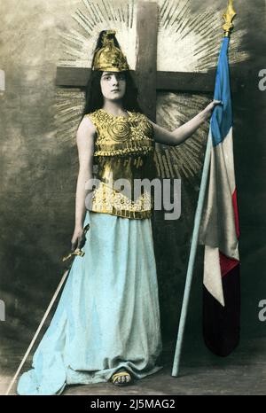 Loi de Separation de l'eglise et de l'Etet de 1905 : la France representee en jeune femme equipee d'une armure, fille ainee de l'eglise, avec drapeau francais et croix (französisches Gesetz von 1905 über die Trennung von Kirche und Staat: Allegorie von Frankreich, älteste Tochter der Kirche) Sammlung privee Stockfoto