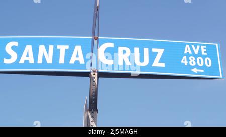 Santa Cruz Straßenschild an der Kreuzung, California City Street, USA. Ferienresort am Wasser in der Nähe von Los Angeles, Reiseziel am Strand für Sommerurlaube an der Küste. Stockfoto