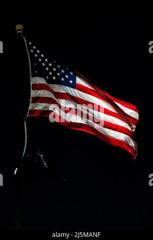 Nahaufnahme der amerikanischen Flagge, Sterne und Streifen, vereinigte Staaten von amerika. Auf schwarzem Hintergrund. Nachts. Zu jeder Jahreszeit. US Flying Flag. Stockfoto