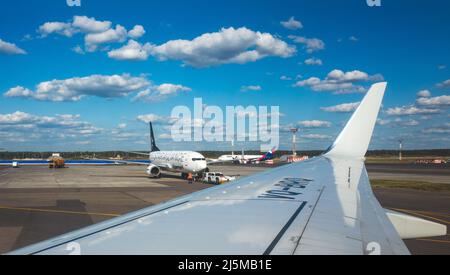 14. August 2018, Moskau, Russland. Flugzeuge am Domodedovo International Airport. Stockfoto