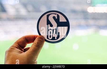 12. September 2021, Gelsenkirchen, Deutschland. Das Emblem des Fußballvereins FC Schalke 04 vor dem Hintergrund des modernen Stadions. Stockfoto