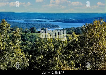 Der Table Rock Lake schlängelt sich durch die Ozark Mountains, westlich von Branson, Missouri, nach Arkansas. Der von Menschen gemachte See ist ein Ziel für Bootsfahrer, Fischer und Taucher. Stockfoto