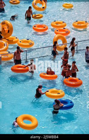 Branson, Missouri USA 17. Juni 1993: Bunte Röhren im Whitewater in Branson, Missouri, sind bei Besuchern beliebt. Stockfoto