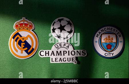 18. April 2022, Paris, Frankreich. Die Embleme der Fußballvereine des UEFA Champions League Halbfinales Manchester City F.C. und Real Madrid CF. Stockfoto