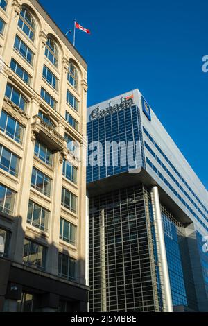 Ottawa, Ontario, Kanada - 22. April 2022: Logos der Royal Bank of Canada (RBC) und der kanadischen Regierung auf dem Thomas D'arcy McGee Building. Stockfoto