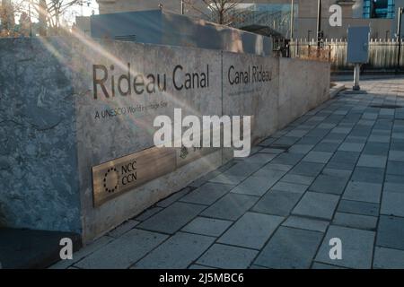 Ottawa, Ontario, Kanada - 22. April 2022: Gravuren auf Granit am Rideau-Kanal, die ihn als UNESCO-Weltkulturerbe kennzeichnen. Stockfoto